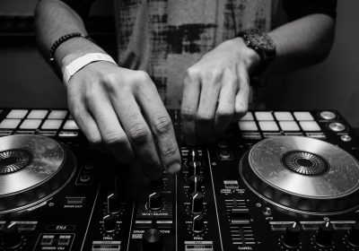 Cum să îți impresionezi invitații cu o selecție unică de muzică la petrecerea ta privată