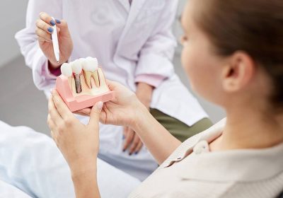 De ce sunt respinse unele implanturile dentare?